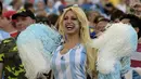 Seorang wanita suporter Argentina memberikan semangat pada timnya saat laga final piala dunia, Senin (14/7/14). (AFP PHOTO/JUAN MABROMATA)