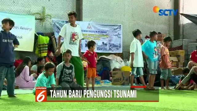Jelang tahun baru ratusan orang korban tsunami Banten masih bertahan di pengungsian. Sementara proses evakuasi masih terus dilakukan.