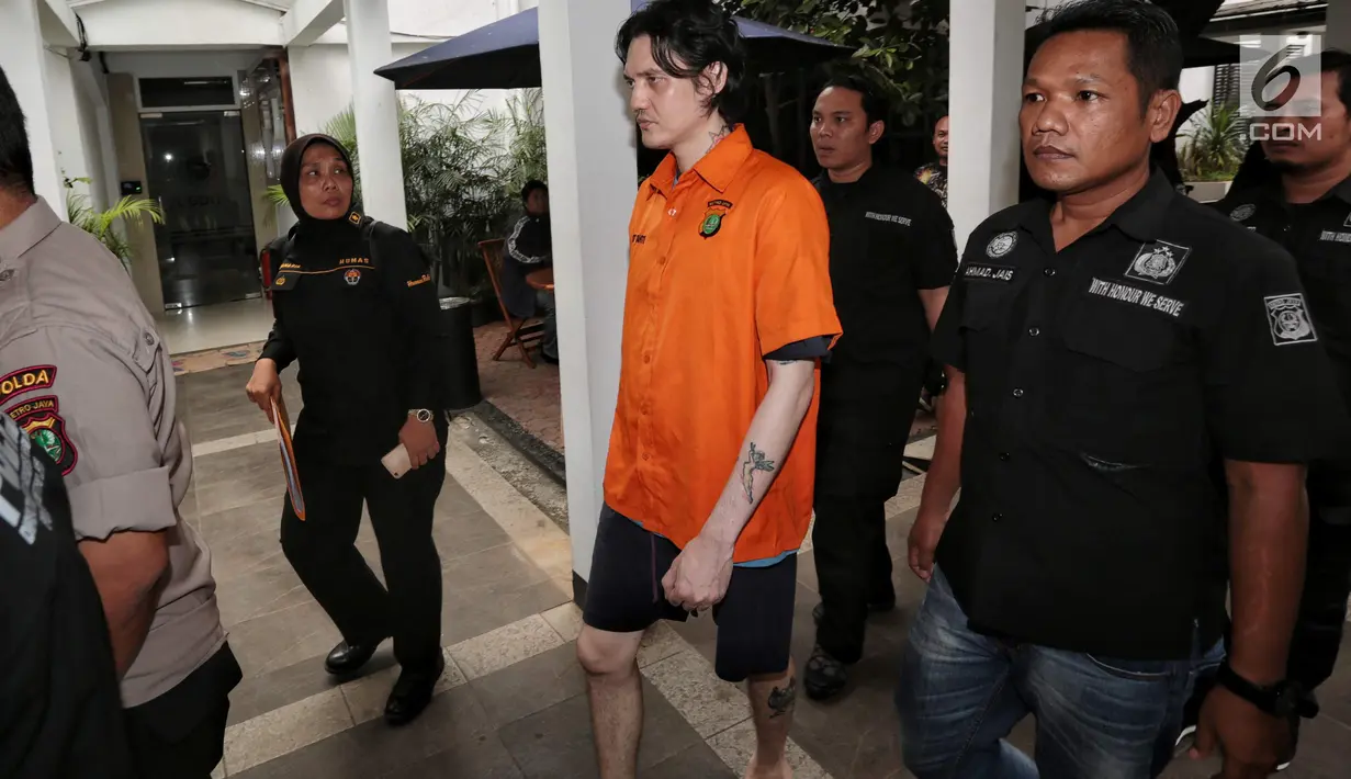 Anak musisi Ahmad Albar, Ozzy Albar dihadirkan dalam rilis kasus Narkoba di Dirtresnarkoba Polda Metro Jaya, Jakarta, Kamis (13/9). Ozzy ditangkap di sebuah ATM di Jalan Wolter Monginsidi dengan barang bukti ganja 2,66 gram. (Liputan6.com/Faizal Fanani)