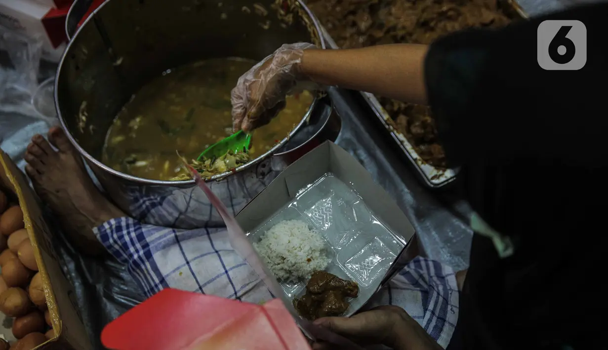Petugas Taruna Siaga Bencana (Tagana) menyiapkan nasi kotak di Dapur Umum Kementerian Sosial Peduli Dampak Covid-19 di Kompleks Gedung Konvensi Taman Makam Pahlawan Nasional-Utama, Kalibata, Jakarta, Rabu (8/4/2020). Dapur umum ini dibuka sejak Senin, 6 April 2020 lalu. (Liputan6.com/Faizal Fanani)