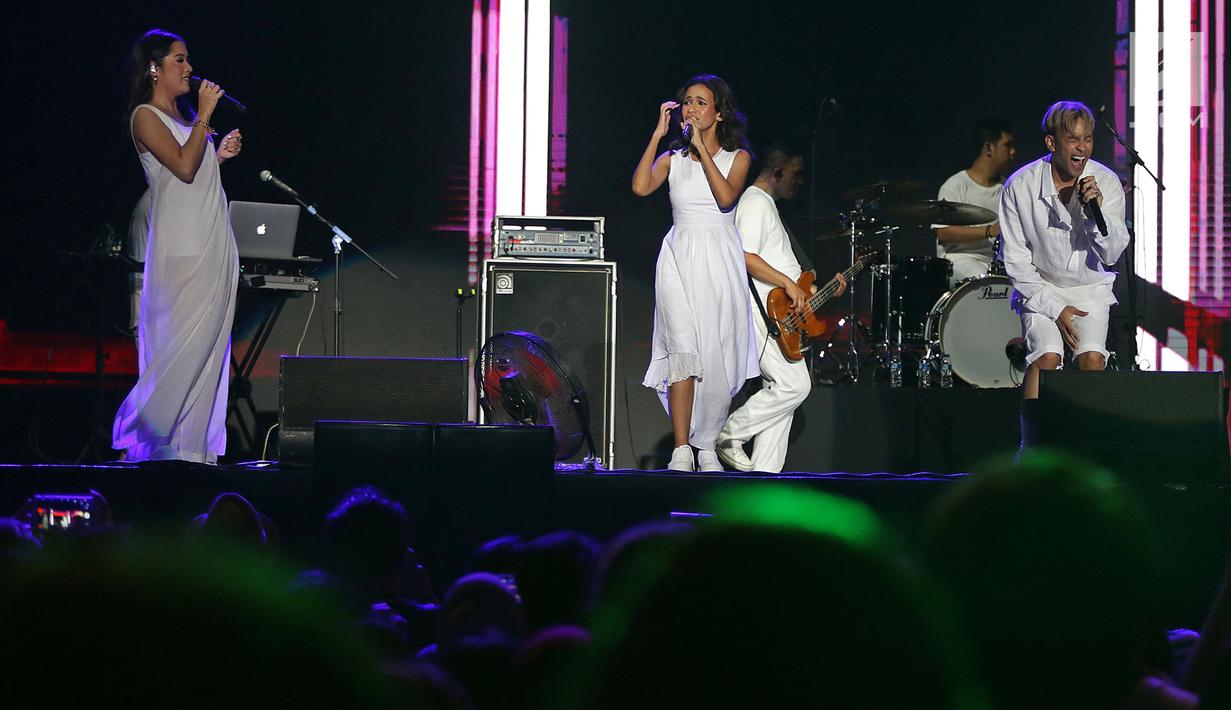 Personel Trio GAC Gamaliel (kiri), Cantika (tengah), dan Audrey (kanan) menghibur penggemar dalam acara "Hodgepodge Superfest 2019" di Allianz Ecopark, Ancol, Sabtu (31/8/2019). Mereka membawakan beberapa lagu andalannya, salah satunya berjudul Bahagia. (Liputan6.com/Herman Zakharia)