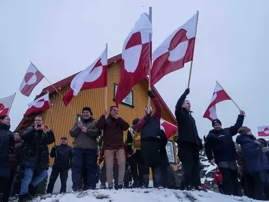 Warga berdemonstrasi menentang kebijakan Presiden Amerika Serikat (AS), Donald Trump, terhadap Greenland di depan konsulat AS di Nuuk, Sabtu 17 Januari 2026. Ambisi Presiden Amerika Serikat (AS), Donald Trump, untuk mengambil alih Greenland memicu gelombang protes. (AP Photo/Evgeniy Maloletka)