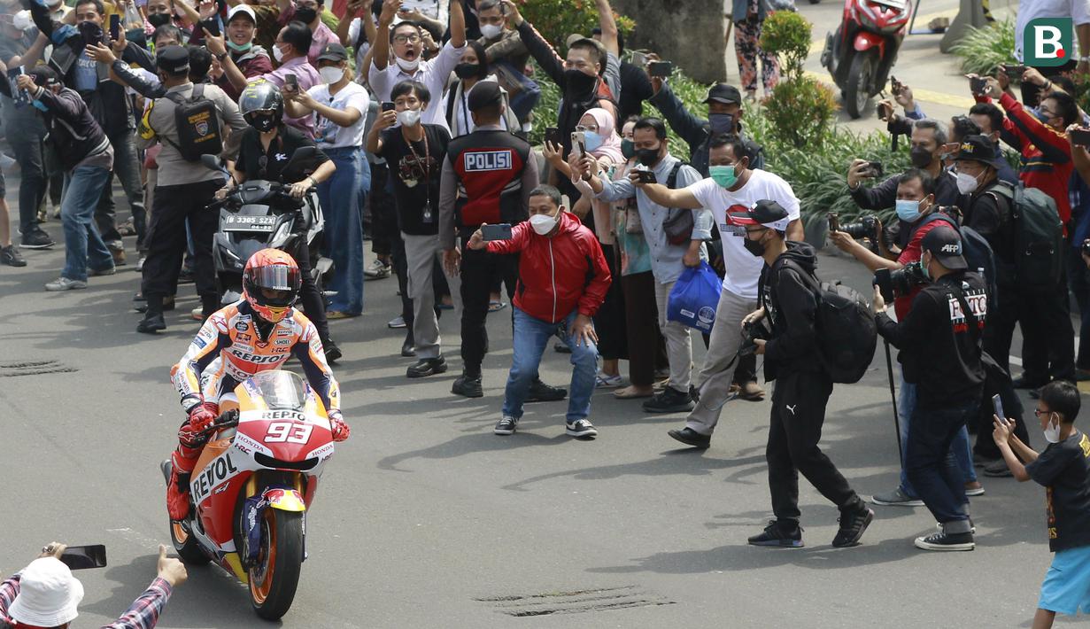 MotoGP kembali hadir di Indonesia setelah 25 tahun. Kehadiran Marc Marquez pun sudah dinanti oleh banyak penggemar MotoGP yang berdiri di pinggir jalan. (Bola.com/M Iqbal Ichsan)