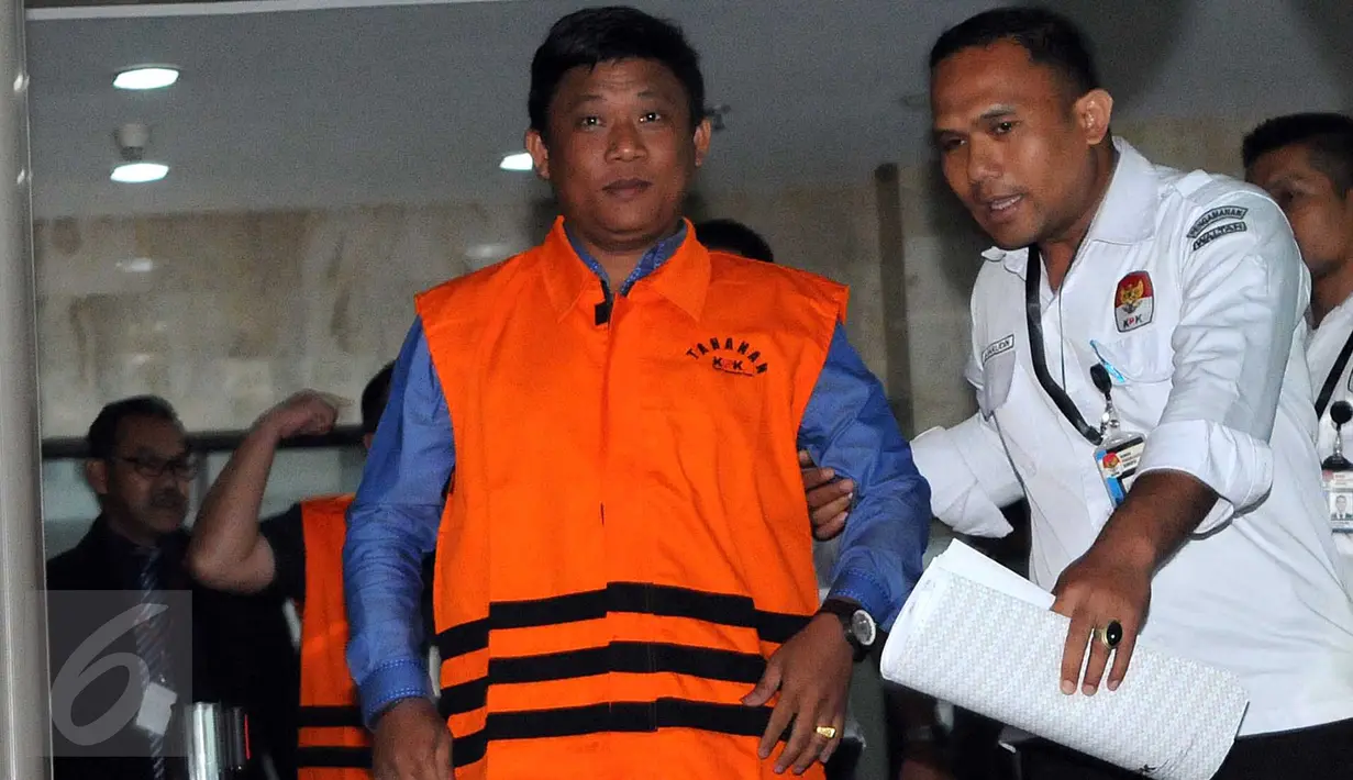 Ketua DPRD Muba Riamon Iskandar saat di tahan oleh komisi Pemberantasan Korupsi , Selasa (15/12). Riamon menjadi tersangka kasus dugaan suap DPRD Kabupaten Musi Banyuasi. (Liputan6.com/Helmi Afandi)