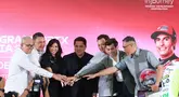 Menteri Pemuda dan Olahraga (Menpora) Erick Thohir (tengah) bertumpu tangan bersama (dari kiri) Dirut ITDC Ari Respati, Direktur Pemasaran Regional Patra Niaga Eko Ricky Susanto, Dirut InJourney Maya Watono, Ketum Ikatan Motor Indonesia (IMI) Moreno Soeprapto, Chief Sporting Officer Dorna Carlos Ezpeleta dan Kepala Dinas Kominfotik NTB Yusron Hadi pada konferensi pers Pertamina Grand Prix of Indonesia 2025 di Kantor Kemenpora, Jakarta, Senin (29/9/2025). (Bola.com/M Iqbal Ichsan)