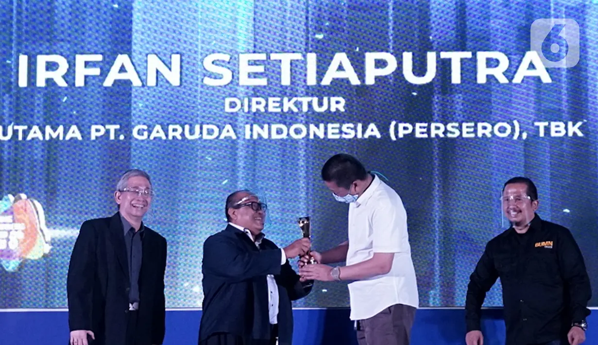 Ketua Dewan Juri Sugiharto memberikan penghargaan kepada Dirut Garuda Indonesia Irfan Setiaputra pada acara BUMN Branding and Marketing Award 2020, di Jakarta, Kamis (05/11/2020). Dirut Garuda Indonesia Irfan Setiaputra meraih The Best CEO in Branding & Marketing Transformation. (Liputan6.com/Pool)