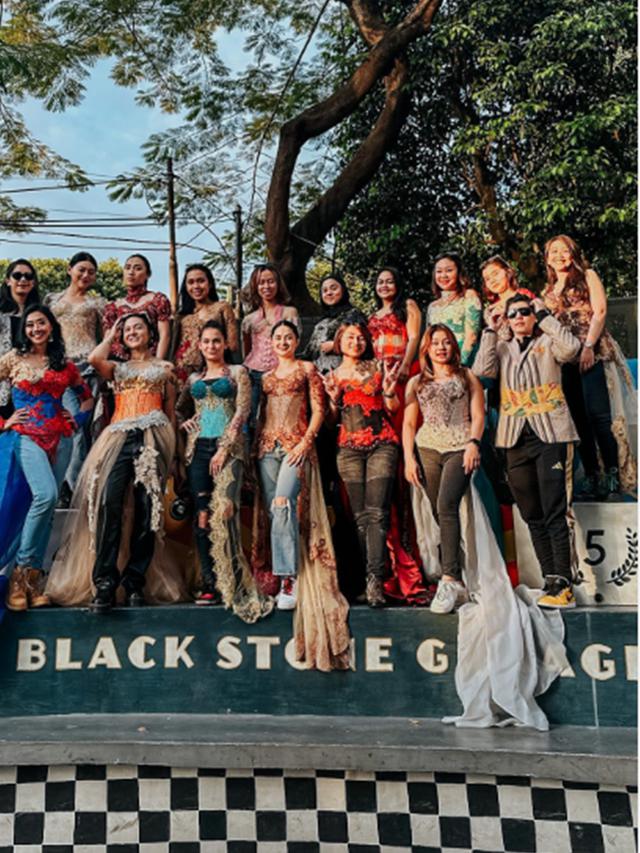 Peringati Hari Kartini, Ini 6 Potret Artis Wanita Naik Sepeda Motor Pakai Kebaya