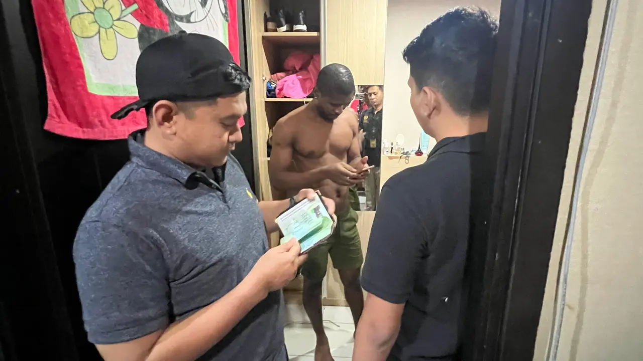 Empat warga negara asing (WNA) asal Nigeria dan Pakistan ditangkap petugas Kantor Imigrasi Kelas I Khusus Non TPI Tangerang.