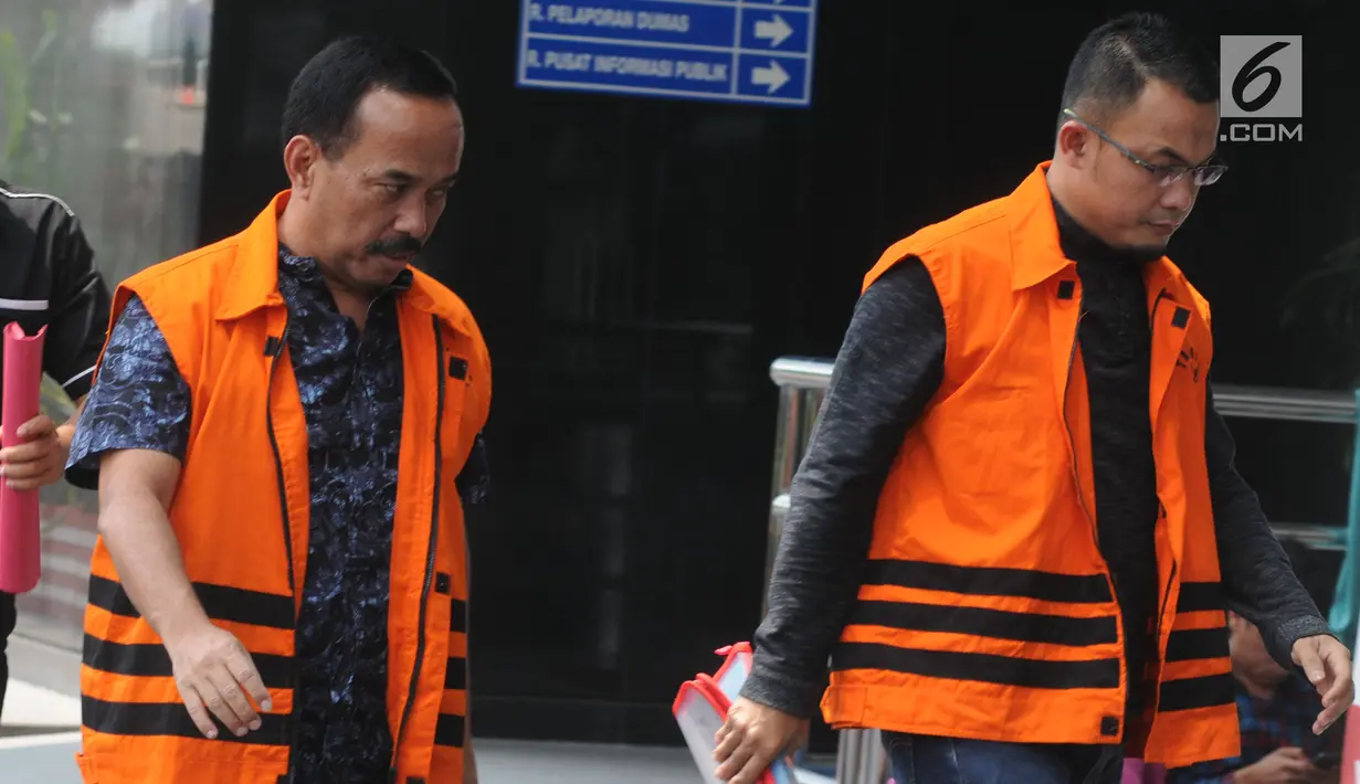 Samanhudi diperiksa terkait kasus suap ijon proyek pembangunan sekolah di kota Blitar dan Agus Bhakti diduga menerima suap terkait proyek infrastruktur . (merdeka.com/dwi narwoko)
