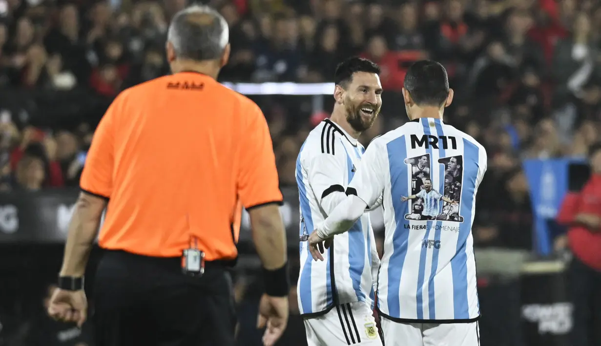 Lionel Messi (tengah) dan Maxi Rodriguez (kanan) saat bertanding memakai seragam Timnas Argentina dalam acara pertandingan perpisahan Maxi Rodriguez sebagai pesepak bola profesional yang diselenggarakan di Marcelo Bielsa Stadium, Argentina, Minggu (25/6/2023). (AFP/Stringer)