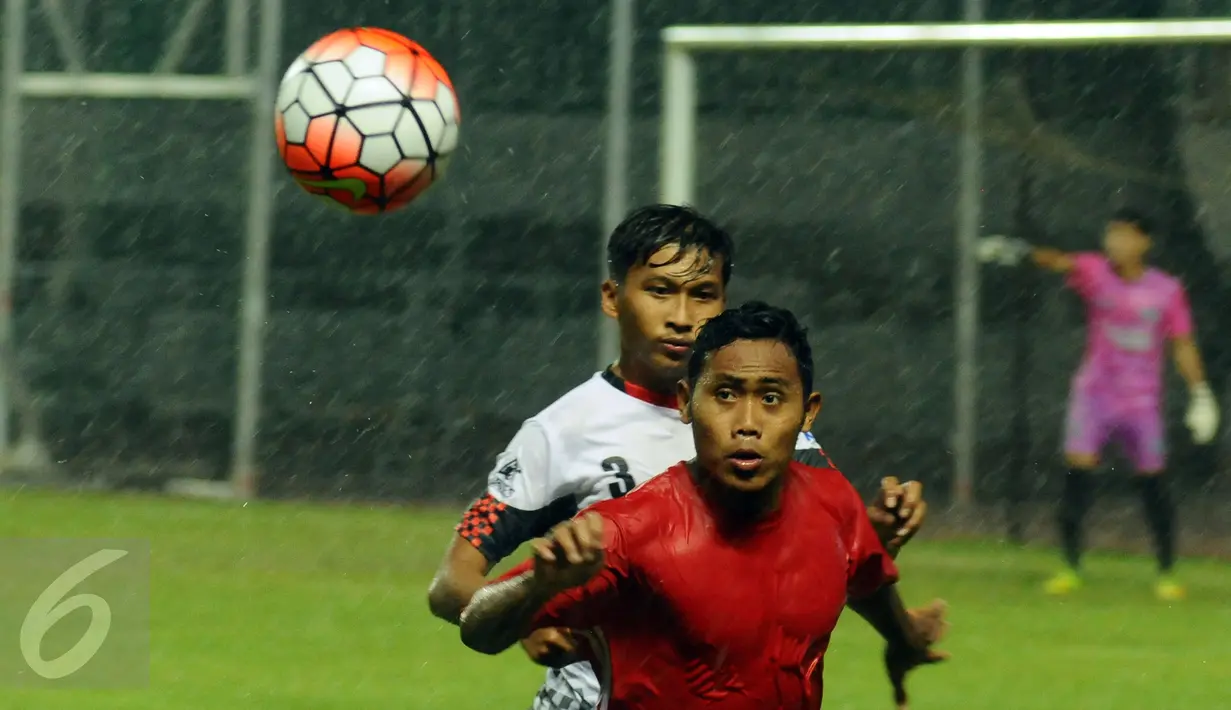 Pemain belakang DKI Jakarta, Ahmad Ihwan (kaos merah) berebut bola dengan bek Bali, I Wayan Agus Eka Putra saat penyisihan Grup A PON XIX di Stadion Pakansari, Bogor, Rabu (14/9). DKI Jakarta dan Bali bermain imbang 1-1. (Liputan6.com/Helmi Fithriansyah)