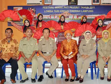 Citizen6, Lampung: Ketua Tim Penggerak PKK Kabupaten Tulang Bawang Barat, Ny Hasiah Bachtiar berfoto bersama seusai pelaksanaan Festival Minak Pati Pejurit 24-25 Mei 2011. (Pengirim: Jerry Hasan)