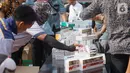 Barang bukti hasil penindakan barang kena cukai di Kantor Pusat Bea Cukai, Jakarta, Jumat (25/10/2019). Petugas mengamankan 8.074.940 batang rokok, 135.270 batang rokok elektrik, 21.650 gram tembakau iris, 2.700 batang cerutu, hingga 228 botol miras tanpa pita cukai. (Liputan6.com/Immanuel Antonius)