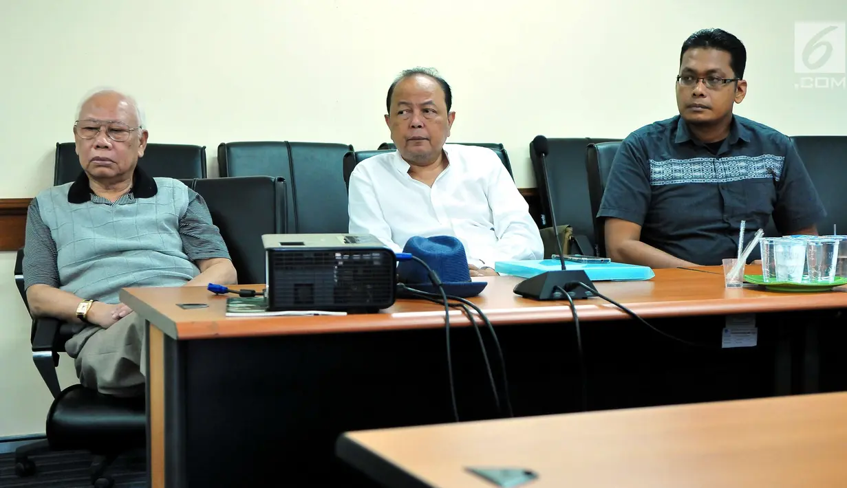 Ketua Dewan Etik AMSI Bagir Manan (kiri) bersama Pemimpin Redaksi Liputan6.com, Mohamad Teguh (tengah) dan anggota AMSI saat bertemu dengan Dewan Pers di Jakarta, Senin (18/9). (Liputan6.com/Helmi Afandi)