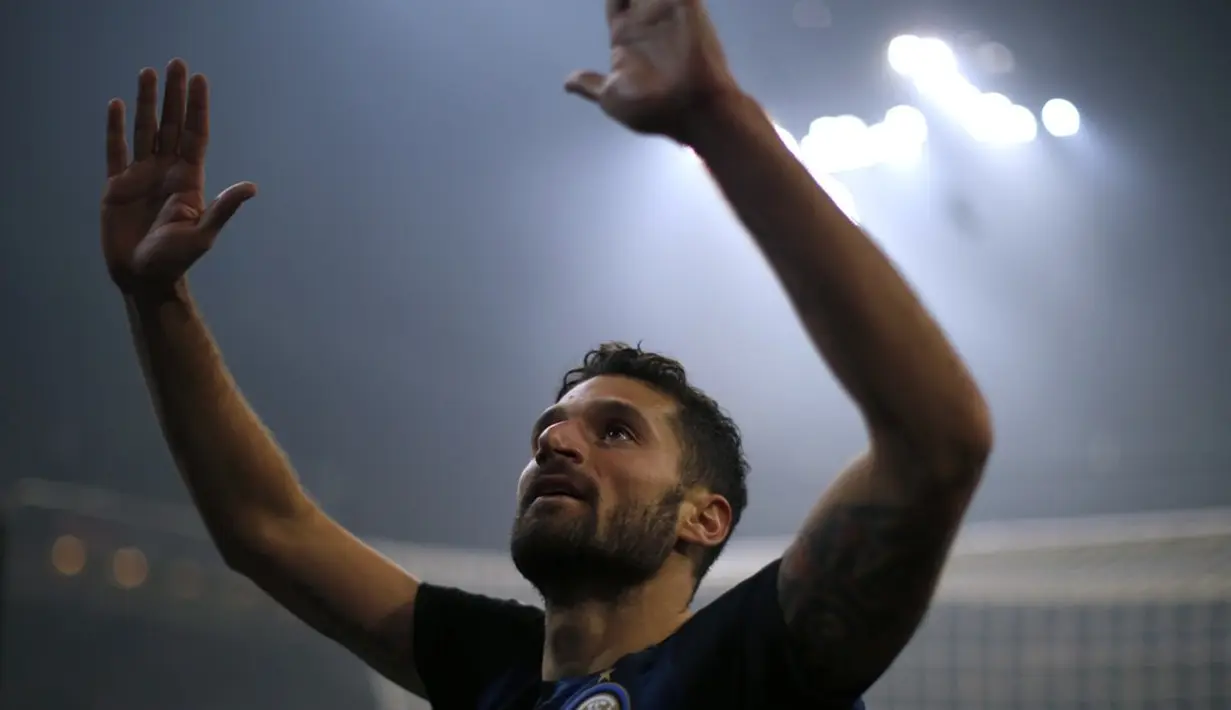 Ekspresi pemain Inter Milan, Antonio Candreva, setelah menjebol gawang AC Milan pada laga pekan ke-13 Serie A di Stadion San Siro, Minggu (20/19/2016). (AFP/Marco Bertorello)