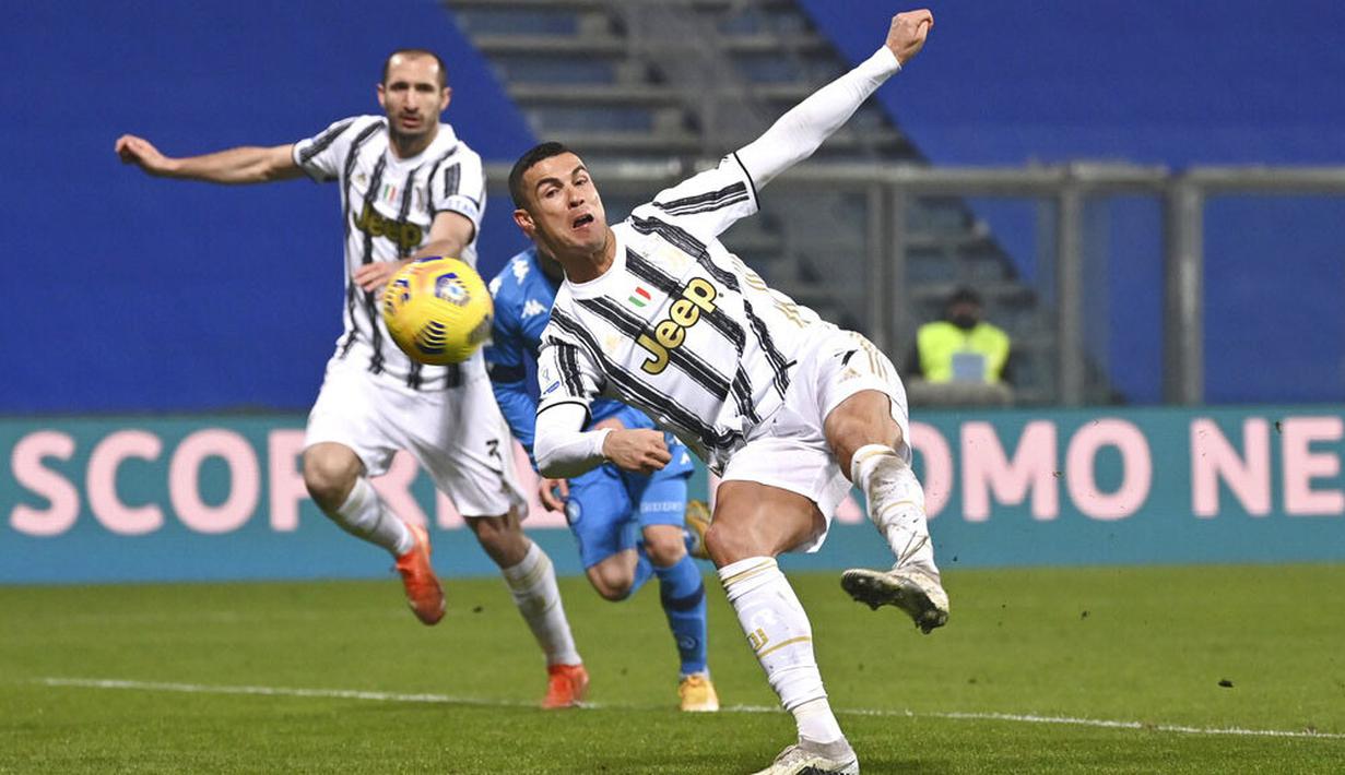 Striker Juventus, Cristiano Ronaldo, mencetak gol ke gawang Napoli pada laga final Piala Super Italia di Stadion Mapei, Rabu (20/1/2021). Juventus menang dengan skor 2-0. (Massimo Paolone/LaPresse via AP)