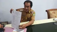 Bupati Banjarnegara, Budhi Sarwono ketika menjelaskan soal unggahan foto slip gaji bupati yang viral di jagad maya. (Foto: Liputan6.com/Muhamad Ridlo).