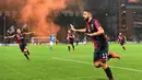 Pemain Genoa, Adel Taarabt merayakan golnya ke gawang Napoli pada lanjutan Serie A di Luigi Ferraris stadium, Genoa, (25/10/2017). Napoli menang 3–2. (AFP/Vincenzo Pinto)