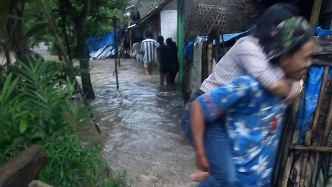 Sungai Cipeujeuh Meluap Ke-4 Kali, Rumah Warga Terendam 
