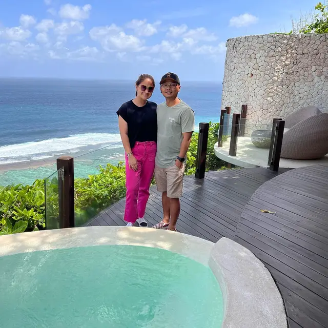 Seru Liburan Berdua, Ini 6 Potret Mesra Wendy Cagur dan Istri di Bali