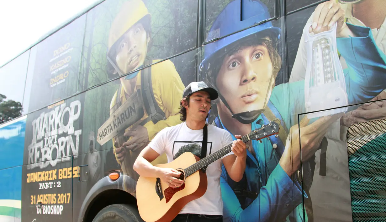 Tora mengaku senang bisa menghibur dan menyenangkan banyak orang. Ia juga menyambut baik promo film terbarunya bersama teman-temannya Vino dan Abimaba. Sebelumnya, ia tak bisa ikut promo filmnya lantaran berurusan dengan polisi. (Nurwahyunan/Bintang.com)