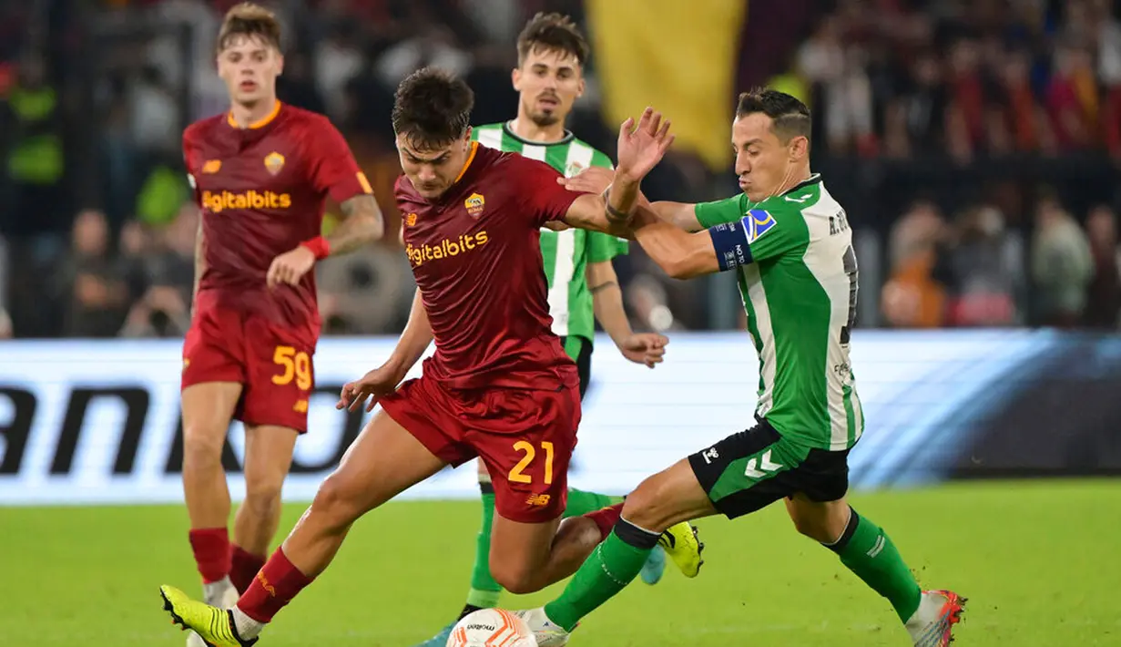 Pemain AS Roma Paulo Dybala beraksi saat melawan Real Betis pada pertandingan sepak bola Liga Europa di Roma, Italia, 6 Oktober 2022. AS Roma kalah 1-2 dari Real Betis. (Alfredo Falcone/LaPresse via AP)