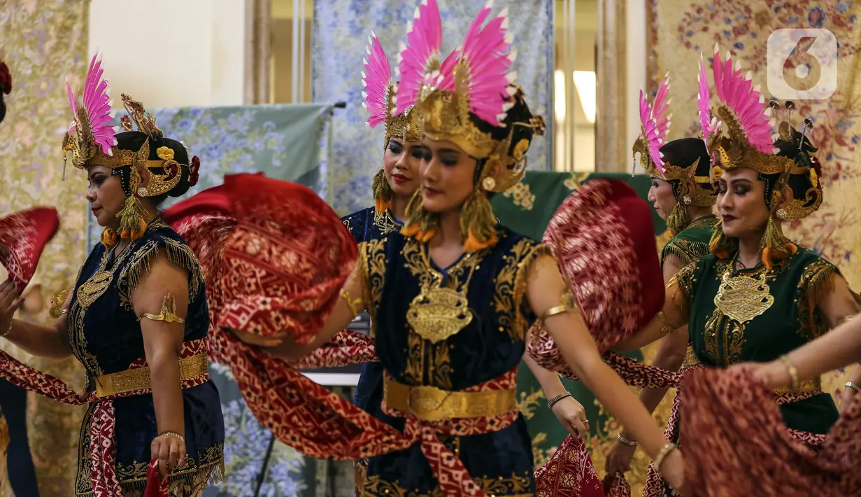 Yayasan Belantara Budaya Indonesia bersama Pemerhati Batik menggelar acara Gelaran Wastra di Hotel Sultan, Senayan, Jakarta, Jumat (4/2/2022). Gelaran Wastra berisikan pameran batik koleksi Dave Tjoa, pameran UMKM, pesta budaya, talk show dan fashion show. (Liputan6.com/Johan Tallo)