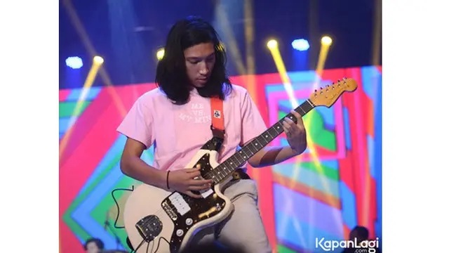 Jarang Terekspos, Ini 6 Potret Lelaki Hoed Anak Sulung Melly Goeslaw