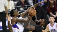 Pemain LA Clippers, DeAndre Jordan #6 menghadang laju pemain Cleveland Cavaliers, LeBron James (kanan) pada laga NBA 2016-2017 di Quicken Loans Arena, (1/11/2016).  (Reuters/David Richard-USA TODAY Sports)
