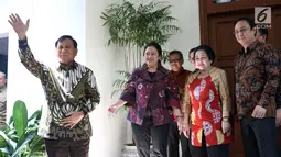 Ketua Umum Partai Gerindra Parbowo Subianto (kiri) melambaikan tangan saat berkunjung ke kediaman Ketua Umum PDIP Megawati Soekarnoputri di Jalan Teuku Umar, Jakarta, Rabu (24/7/2019). Pertemuan berlangsung tertutup. (Liputan6.com/Helmi Fithriansyah)