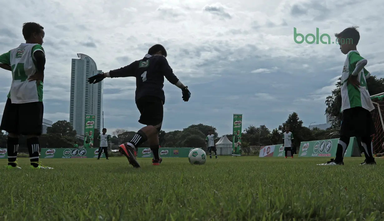 Anak-anak sekolah sedang melakukan pemanasan sebelum berlaga pada ajang MILO Football Championship 2018 di Lapangan Panahan GBK, Jakarta, (24/3/2018). Sekitar 128 Sekolah Dasar di Jakarta ikut ambil bagian pada ajang tersebut. (Bola.com/Nick Hanoatubun)