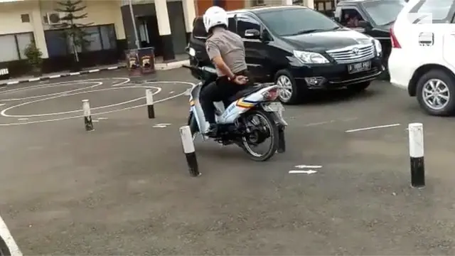 Seorang polisi menjadi viral setelah terlihat mampu mengendarai sepeda motor hanya dengan 1 tangan.