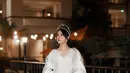 Selain Mahalini, Lyodra juga baru saja mengunggah potret dirinya mengenakan gaun putih bak pengantin saat manggung nyanyi. [Foto: Instagram/lyodraofficial]