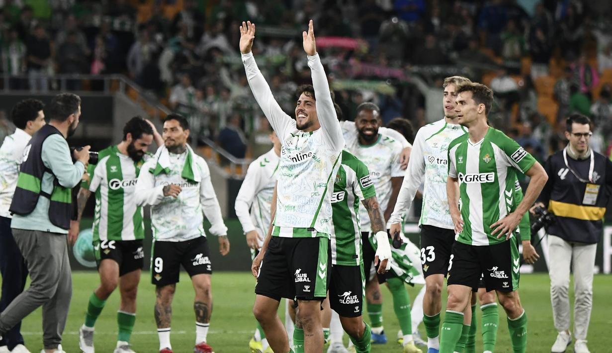 Keberhasilan Real Betis mengalahkan Elche dengan skor 2-1 di Estadio de La Cartuja pada Rabu (13/5/2026) dini hari WIB membuat klub berjuluk El Glorioso sukses mengamankan satu tempat di Liga Champions musim depan. Pencapaian ini mengakhiri penantian panjang selama 21 tahun bagi para pendukung Real Betis untuk kembali bersaing di kasta tertinggi Eropa tersebut. (AFP/Cristina Quicler)