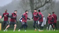 Para pemain Arsenal mengikuti sesi latihan tim di pusat pelatihan Arsenal, London Colney, pada Selasa 27 Januari 2026. Pemuncak klasemen Liga Champions 2025-2026, Arsenal tampak percaya diri ketika akan menjamu Kairat Almaty pada pertandingan krusial yang akan digelar pada Kamis 29 Januari 2026, pukul 03.00 WIB. (Ben STANSALL/AFP)