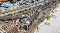 Gambar udara memperlihatkan regu penyelamat menyelidiki lokasi tergelincirnya kereta metro atau Mass Transit Railway (MTR) di Stasiun Hung Hom, Hong Kong, Selasa (17/9/2019). (Anthony WALLACE/AFP)