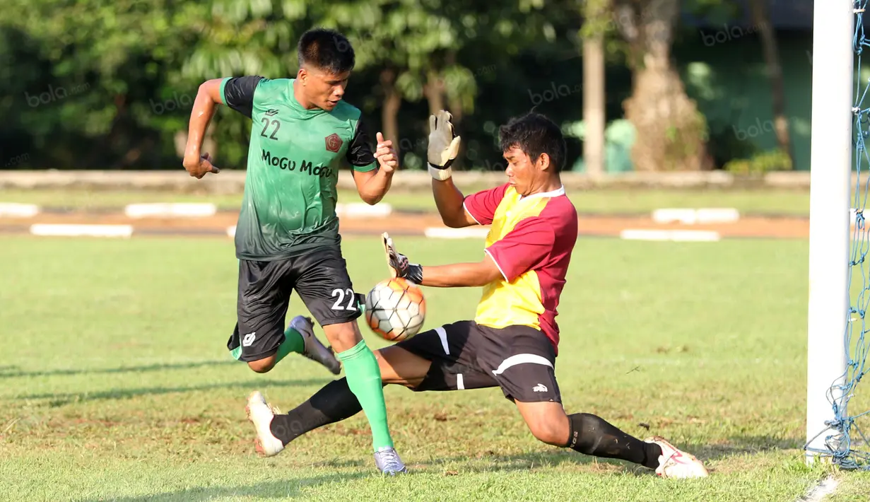 Pemain PS TNI, Tambun Naibaho mencoba menceatk gol dengan gaya backhil saat melawan Uni Papua pada laga uji coba di Mako Kostrad, Cilodong, Jawa Barat, (14/7/2016). (Bola.com/Nicklas Hanoatubun)
