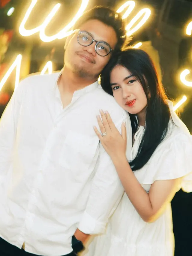 6 Potret Romantis Ochi Rosdiana Dilamar Kekasih, Pamer Cincin di Jari Manis
