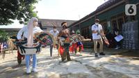 Menteri Pariwisata dan Ekonomi Kreatif (Menparekraf) Sandiaga Salahudin Uno (kanan), youtuber Mitty Zasia dan public figur Ananda Omesh (Omesh) menari jathilan di desa wisata Candirejo, Kabupaten Magelang, Jawa Tengah, Jumat (4/6/2021). (Liputan6.com/HO/Kemenparekraf)