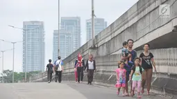 Warga beraktivitas di Jalan Layang Non-Tol Antasari saat hari pertama pemberlakuan car free day di Jakarta, Minggu (14/1). Pada pemberlakuan car free day ini JLNT Antasari dimanfaatkan warga sebagai sarana berolahraga. (Liputan6.com/Immanuel Antonius)