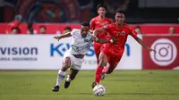 Pemain Borneo FC, Terens Puhiri (kiri) berebut bola dengan pemain Persija Jakarta, Resky Fandi pada laga pekan ke-7 BRI Liga 1 2023/2024 di Stadion Patriot Candrabhaga, Bekasi, Rabu (9/8/2023). (Bola.com/Bagaskara Lazuardi)