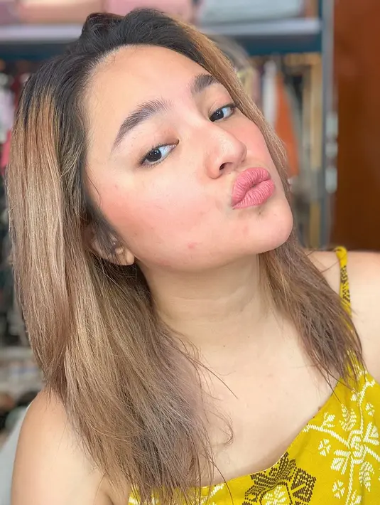 "Ada sebenarnya tapi pas dia udah mau bilang serius gitu ya guenya loh yang malah ngeri," kata Marshanda dilansir dari kanal YouTube Dokter Richard Lee. [Youtube/dr. Richard Lee, MARS]