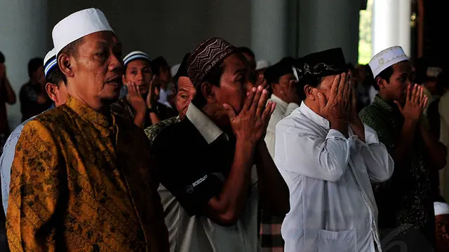 Doakan Korban AirAsia QZ8501, Warga Surabaya Lakukan Salat Gaib