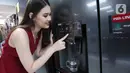 Model mengambil air berteknologi UV Nano dari dispenser Lemari es Multi Door LG di sebuah toko elektronik di Jakarta, Rabu (08/09/2021). Penyinaran UV Nano ini dapat menyingkirkan bakteri pada mulut dispenser dengan efektivitas hingga 99.99%. (Liputan6.com/Fery Pradolo)