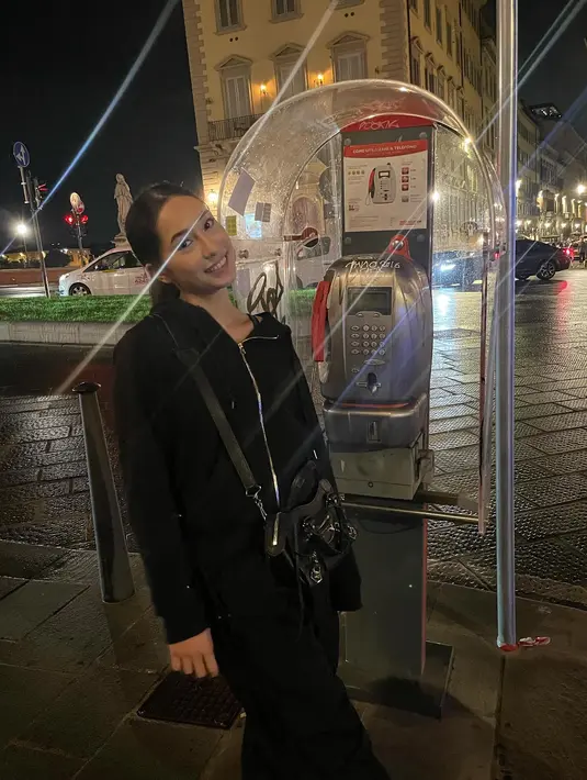 <p>Meskipun sang ibu penyanyi terkenal, penampilan Kirana jauh dari kata glamor. Tampaknya Kirana lebih suka tampil simpel namun tetap elegan. [Foto: instagram/anggun_cipta]</p>