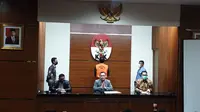 Komisi Pemberantasan Korupsi (KPK) menetapkan Wakil Ketua DPR Azis Syamsuddin sebagai tersangka kasus dugaan suap penanganan perkara di Pemerintahan Kabupaten Lampung Tengah (Pemkab Lamteng).