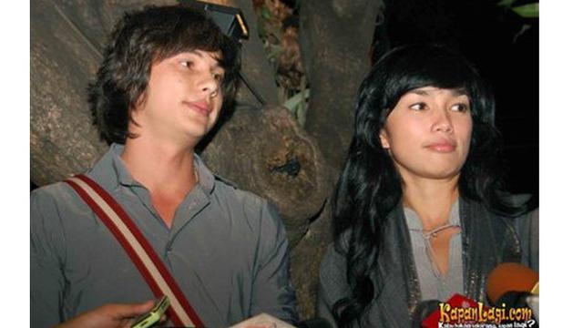 6 Potret Lawas Gaya Pacaran Andhika Pratama dan Ussy Sulistiawaty, Bikin Pangling