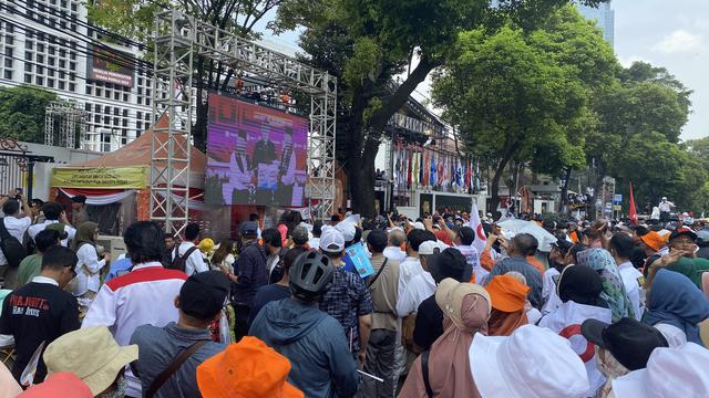 Simpatisan dan relawan pasangan bakal calon presiden dan wakil presiden penuhi kawasan Komisi Pemilihan Umum (KPU), Kamis (19/10/2023) (Liputan6.com/Ady Anugrahadi)