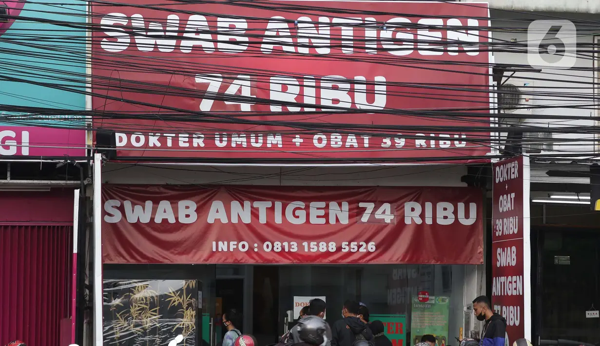Spanduk penawaran harga tes cepat COVID-19 terpampang di salah satu klinik di Jalan Warung Buncit Raya, Jakarta, Rabu (30/6/2021). Tingginya animo masyarakat untuk melakukan tes cepat COVID-19 berimbas pada penawaran harga yang bervariasi di beberapa klinik. (Liputan6.com/Helmi Fithriansyah)