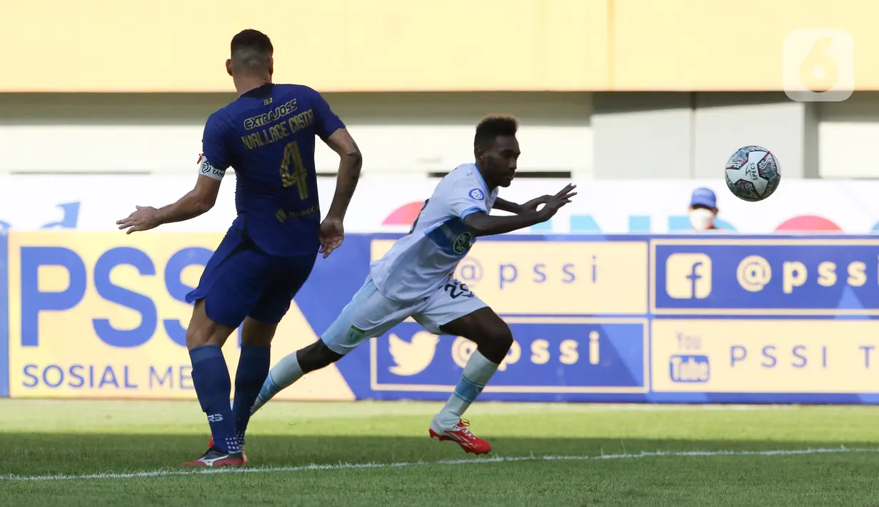 Penyerang Persela Lamongan, Ibrahim Musa Kosepa (kanan) melepaskan diri dari Bek PSIS Semarang, Wallace Costa Alves dalam laga pekan pertama BRI Liga 1 2021/2022 di Stadion Wibawa Mukti, Sabtu (4/9/2021). PSIS menang dramatis 1-0 atas Persela berkat gol di menit akhir. (Bola.com/Bagaskara Lazuardi)